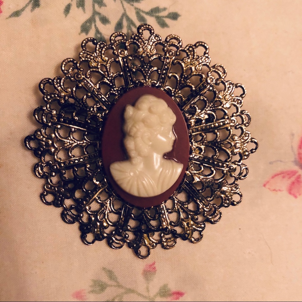 Vintage Cameo Brooch 2.5”